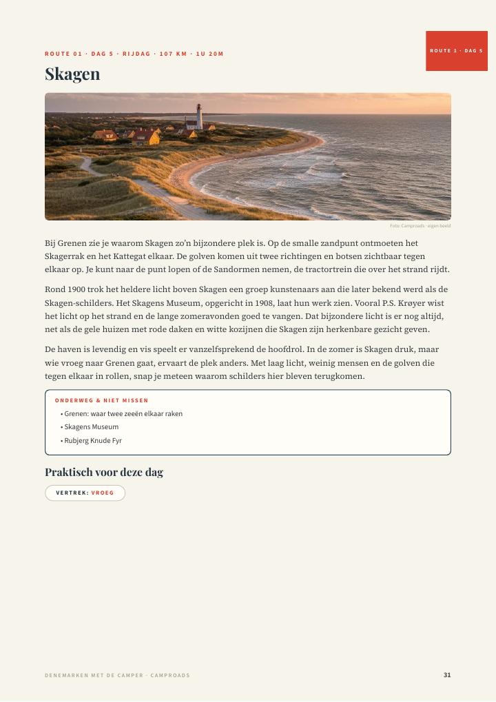Dagpagina uit de Denemarken-gids: Skagen met panoramafoto van de zandpunt bij Grenen en het verhaal van de dag